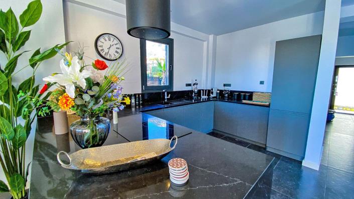 Image No.8-4 Bed Villa / Detached for sale