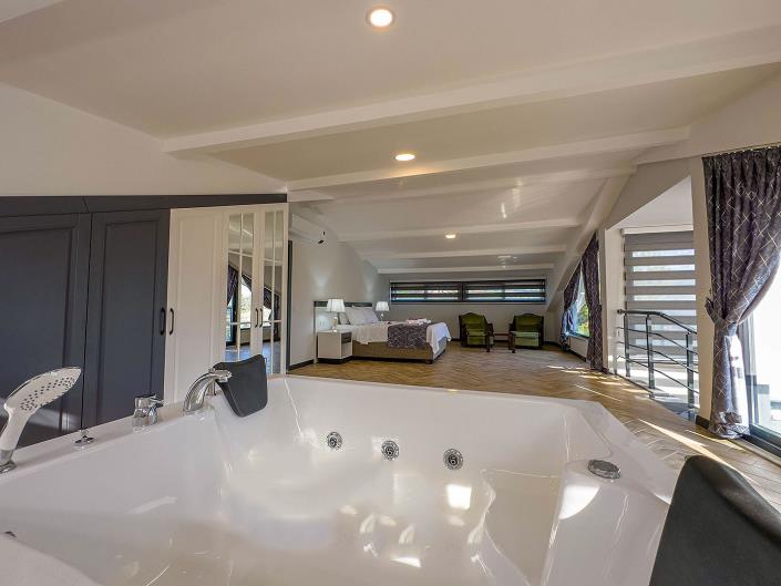 Image No.8-4 Bed Villa / Detached for sale