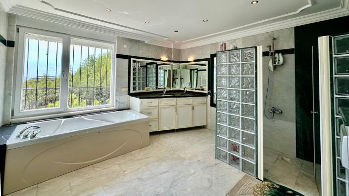 Image No.27-4 Bed Villa / Detached for sale