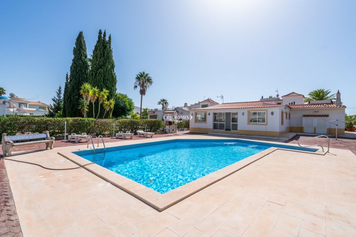 Image No.1-6 Bed Villa for sale