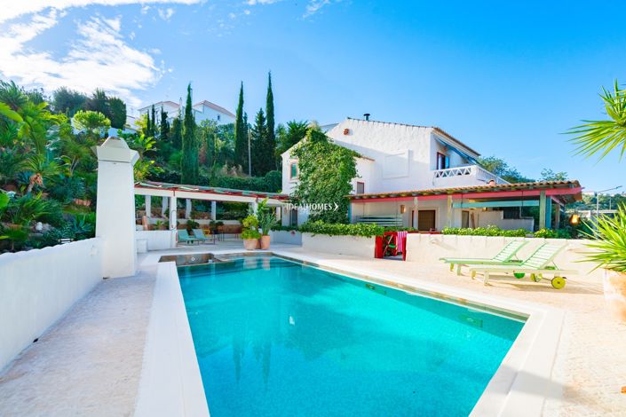 Image No.1-6 Bed Villa for sale
