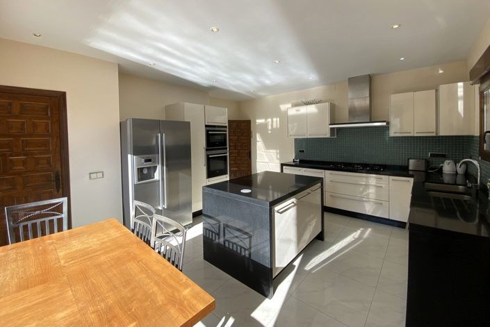 Image No.10-4 Bed Villa for sale