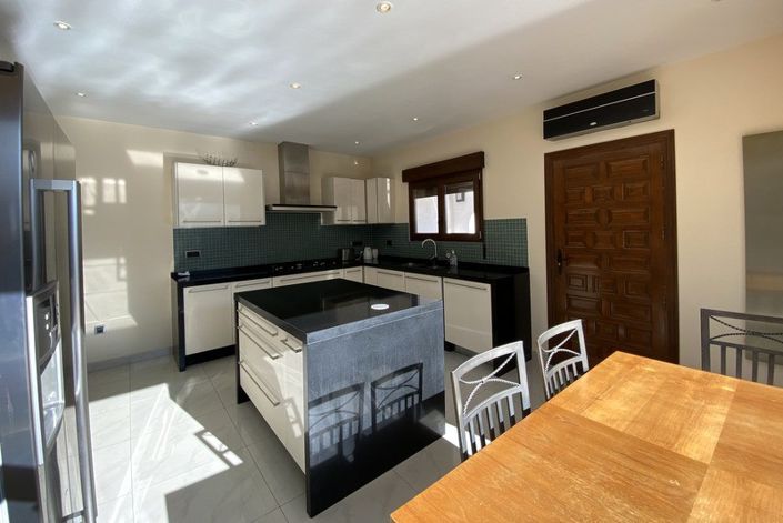 Image No.9-4 Bed Villa for sale