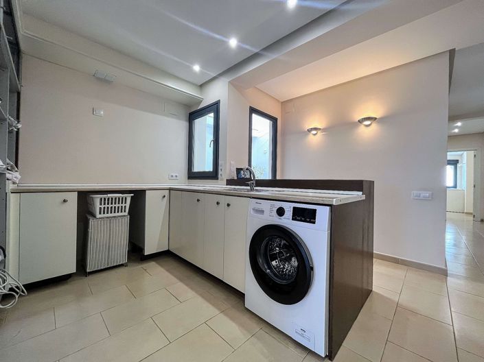 Image No.13-5 Bed Townhouse for sale