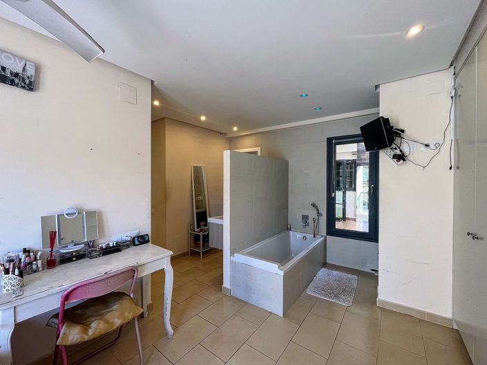 Image No.17-5 Bed Townhouse for sale