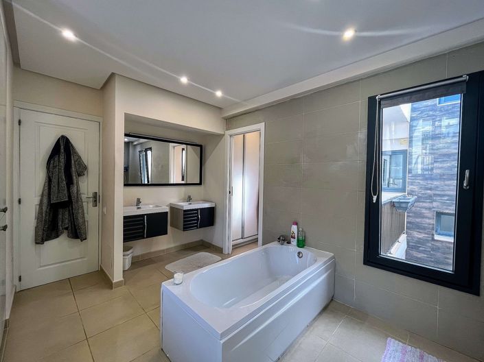 Image No.8-5 Bed Townhouse for sale