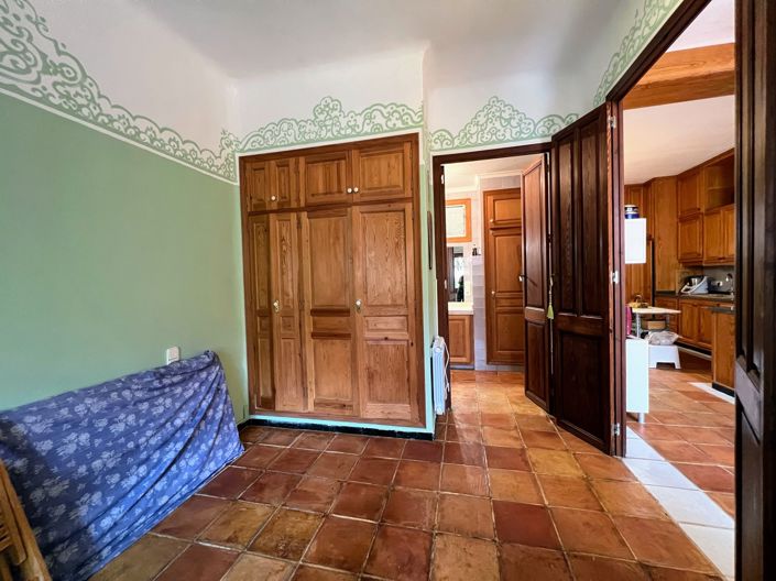 Image No.12-5 Bed Townhouse for sale