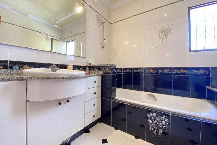 Image No.8-8 Bed Villa for sale