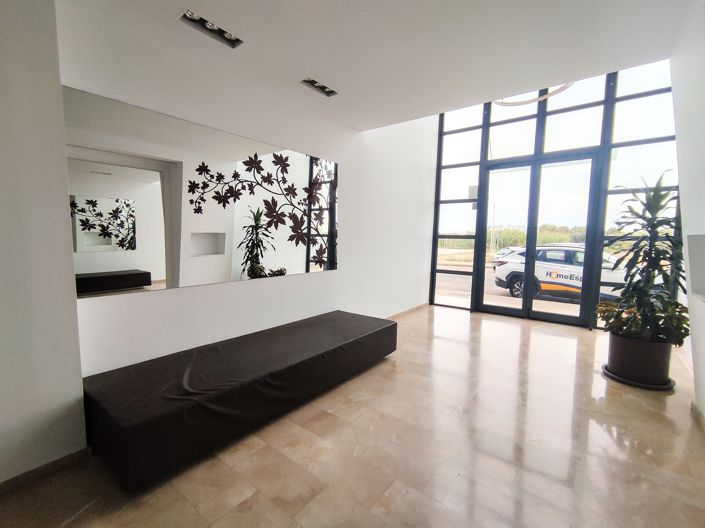 Image No.4-4 Bed Property for sale