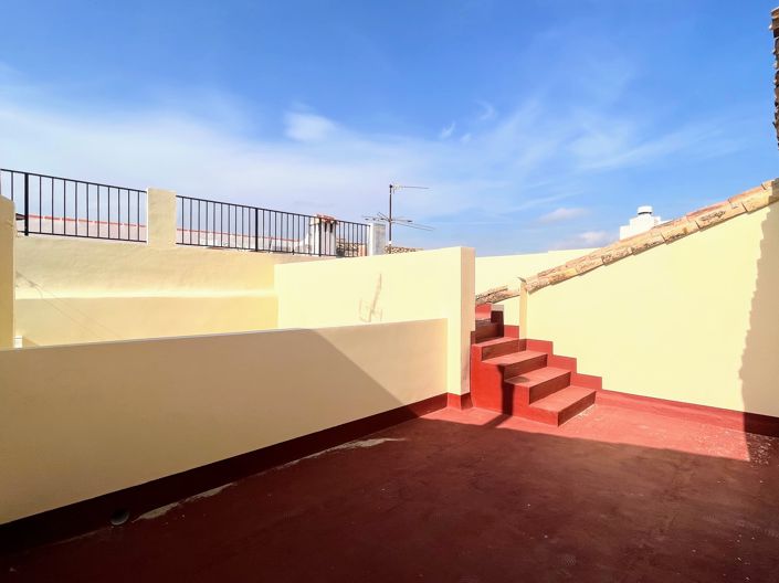 Image No.16-5 Bed Townhouse for sale