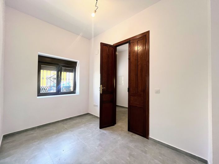 Image No.7-5 Bed Townhouse for sale