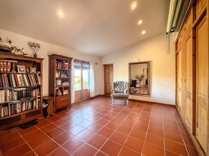 Image No.27-12 Bed Villa for sale