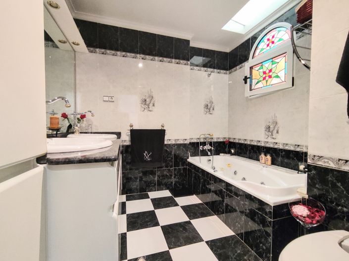 Image No.28-3 Bed Property for sale