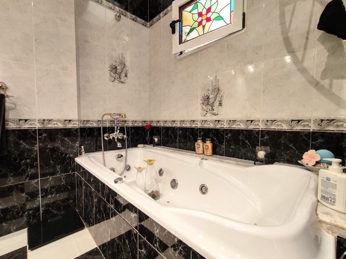 Image No.30-3 Bed Property for sale