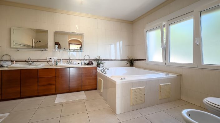 Image No.32-4 Bed Villa for sale