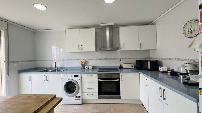 Image No.4-4 Bed Property for sale