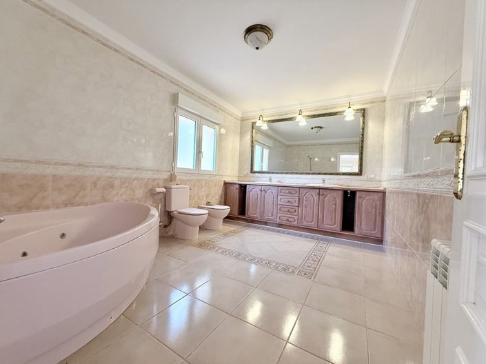 Image No.4-6 Bed Villa for sale