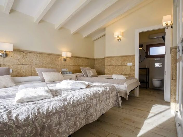 Image No.12-12 Bed Villa for sale