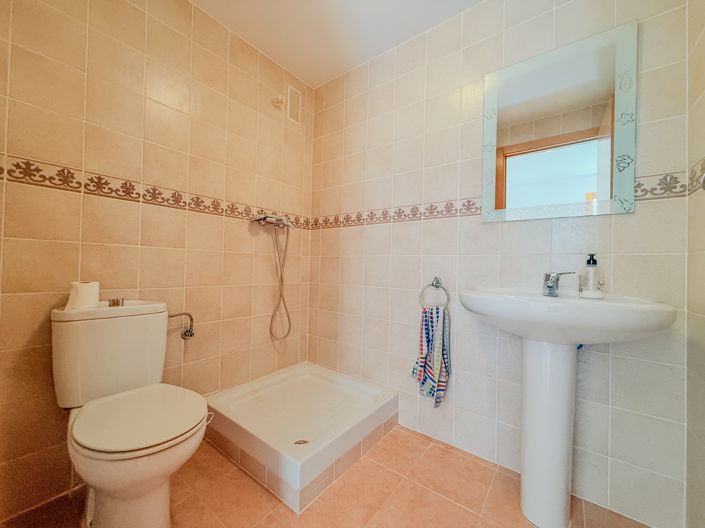 Image No.10-2 Bed Property for sale