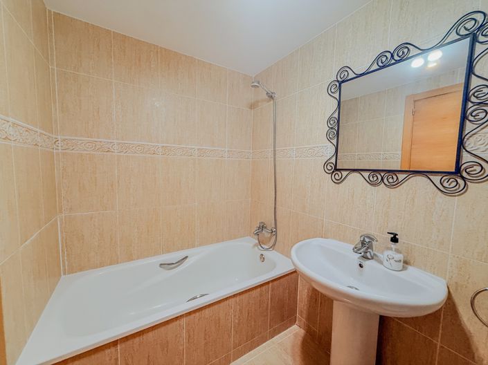 Image No.14-2 Bed Property for sale