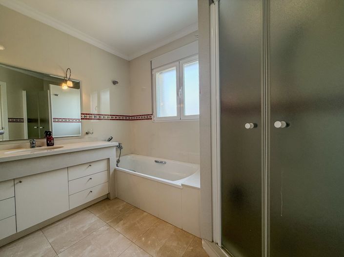 Image No.28-6 Bed Villa for sale