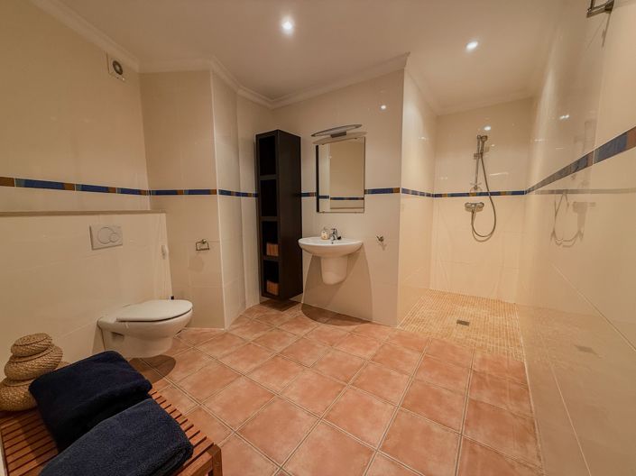 Image No.47-6 Bed Villa for sale