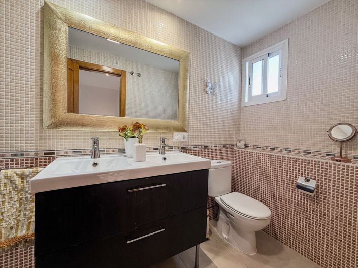 Image No.17-3 Bed Property for sale