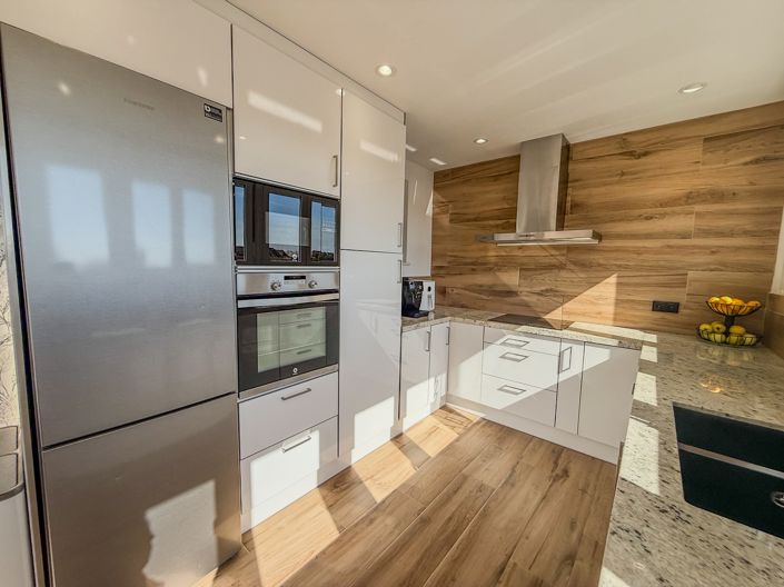 Image No.8-3 Bed Property for sale