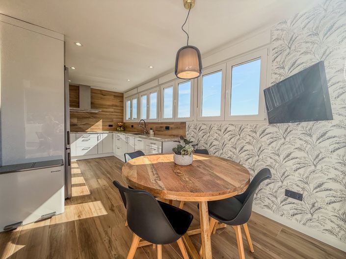 Image No.9-3 Bed Property for sale