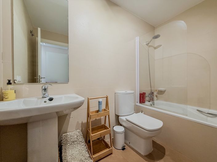 Image No.9-2 Bed Property for sale