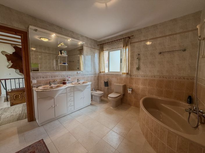 Image No.7-3 Bed Villa for sale