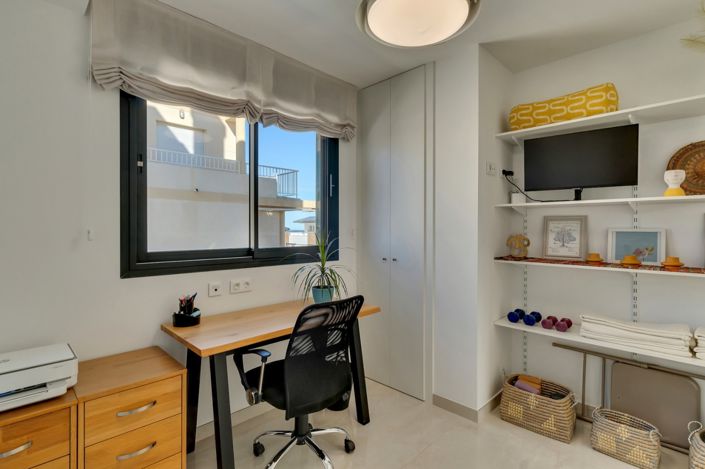 Image No.25-3 Bed Property for sale