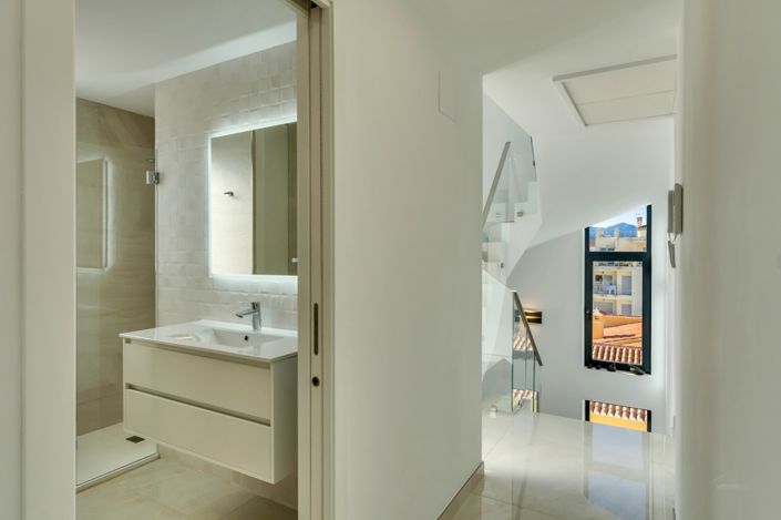 Image No.26-3 Bed Property for sale