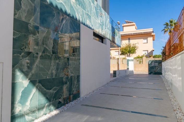 Image No.28-3 Bed Property for sale