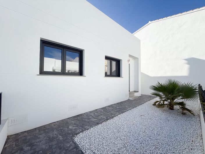 Image No.24-3 Bed Townhouse for sale