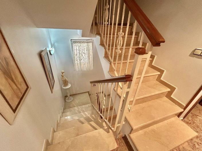 Image No.14-6 Bed Townhouse for sale