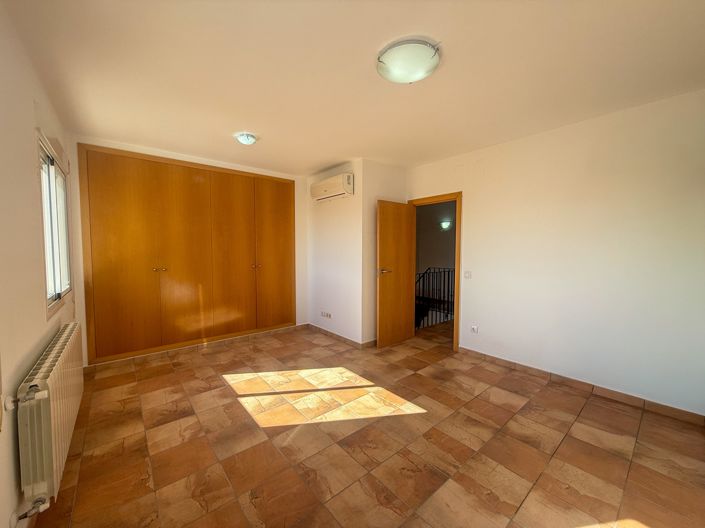 Image No.12-3 Bed Townhouse for sale