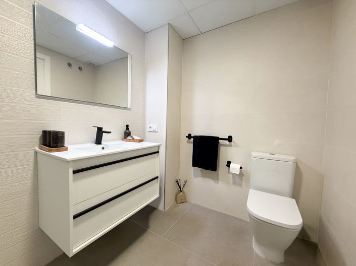 Image No.10-2 Bed Property for sale