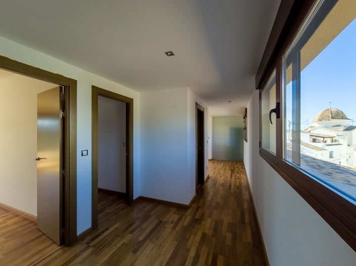 Image No.10-3 Bed Property for sale