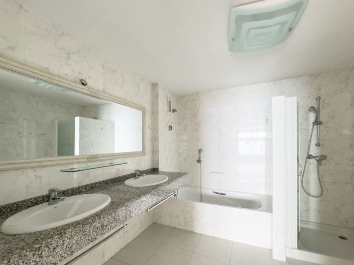 Image No.13-5 Bed Property for sale