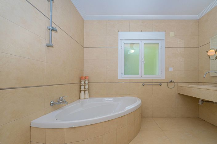 Image No.16-4 Bed Villa for sale