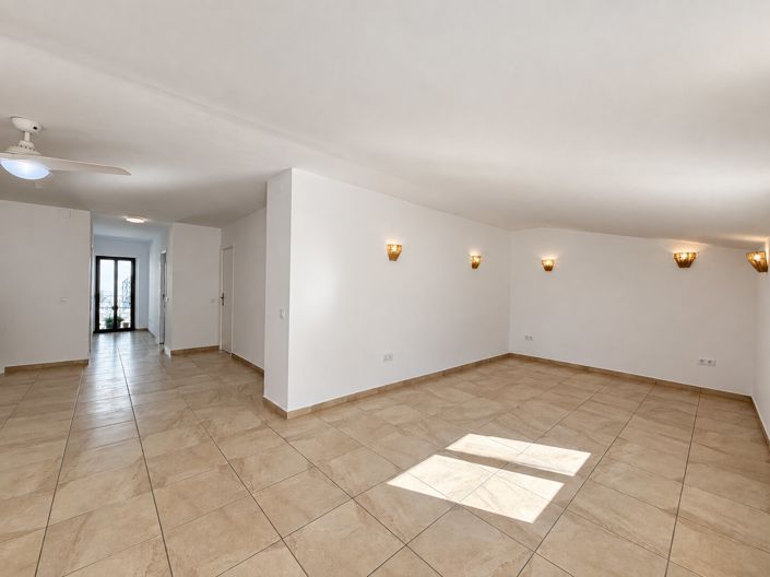 Image No.24-6 Bed Townhouse for sale