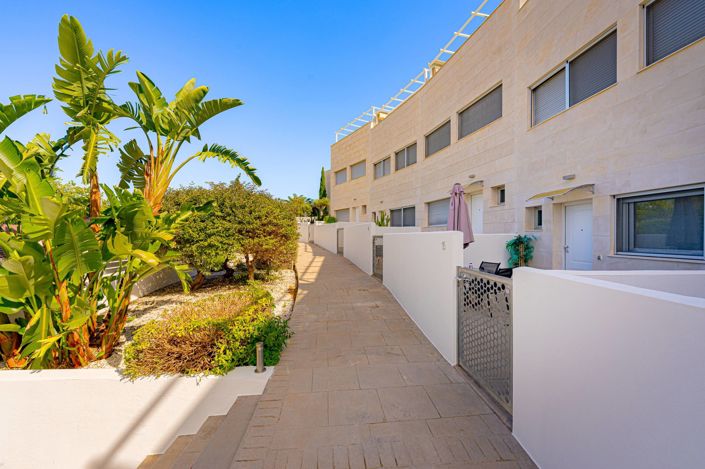 Image No.30-3 Bed Townhouse for sale