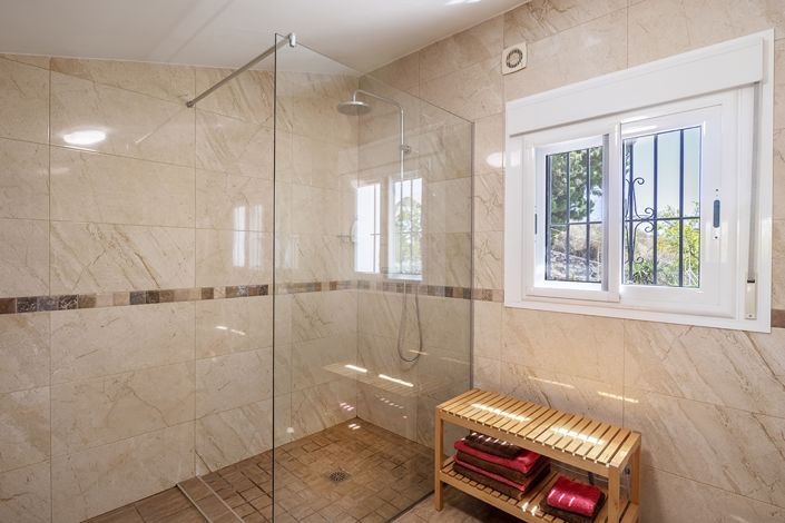 Image No.20-4 Bed Country House for sale