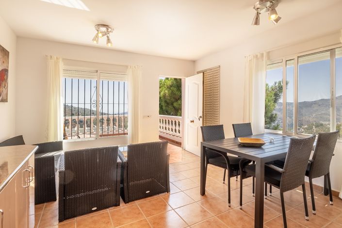 Image No.34-4 Bed Country House for sale