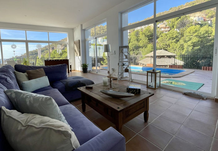 Image No.12-6 Bed Property for sale