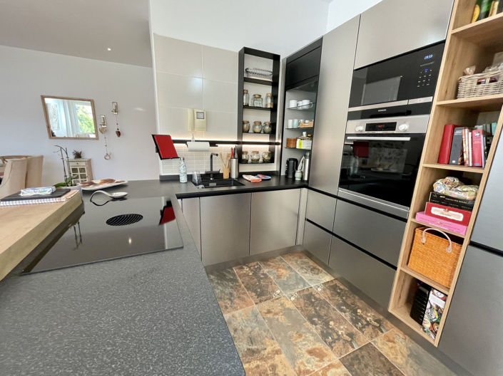 Image No.16-6 Bed Property for sale