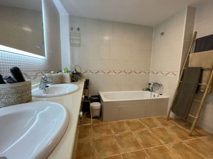 Image No.27-6 Bed Property for sale