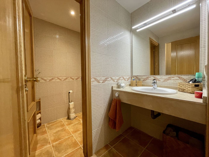 Image No.32-6 Bed Property for sale