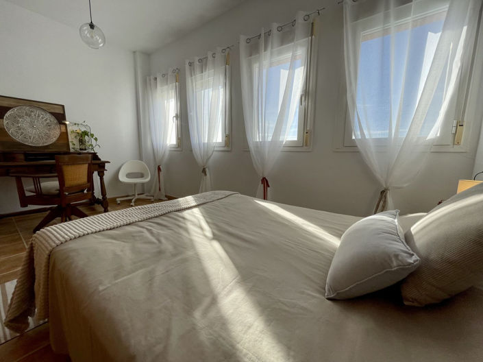 Image No.40-6 Bed Property for sale